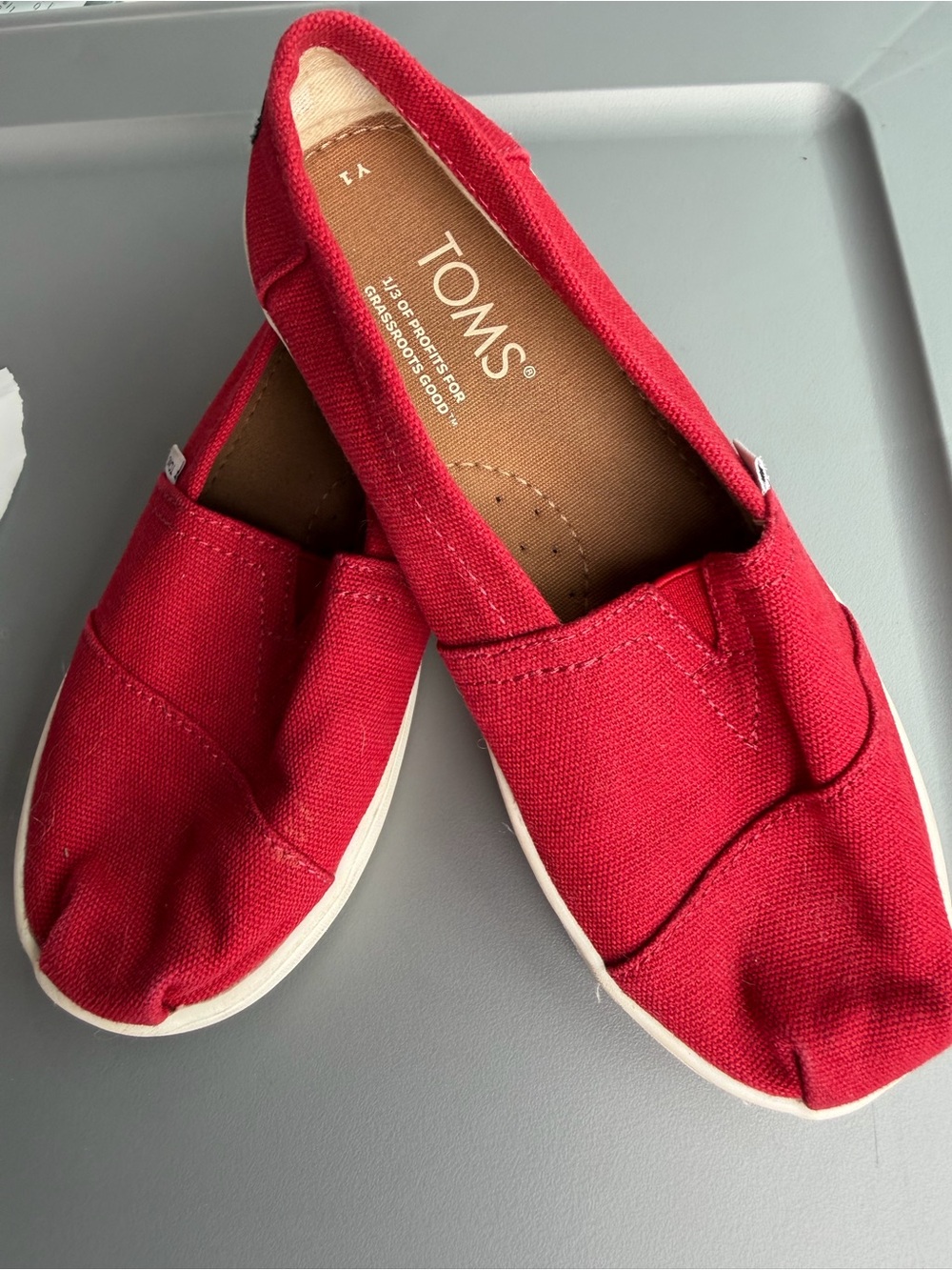 Toms Kids Slip-On Moccasins in Red Canvas sneakers sz 1